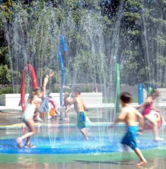 splish splash kids getting wet at this waterpark!